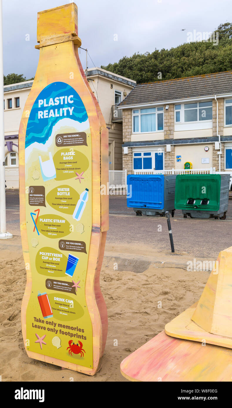 Bournemouth, Dorset, Großbritannien. August 2019, 9th. Eine neue temporäre Kunstinstallation kommt am Bournemouth Strand an, bestehend aus einer Takeway-Box, Plastikbesteck und einer Einweg-Plastikflasche aus Holz mit Botschaften über Plastikverschmutzung und ihre Auswirkungen auf die Tierwelt. Von dem Künstler Jack Raisey entworfen wurden ähnliche Installationen an den Stränden von Lyme Regis und West Bay installiert. Quelle: Carolyn Jenkins/Alamy Live News Stockfoto