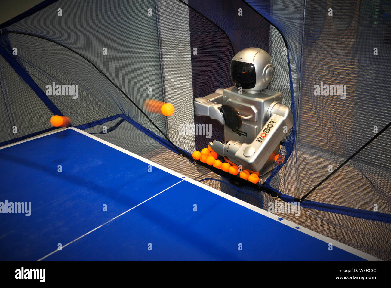 Ein Roboter, der Tischtennis dienen kann, wird auf dem Display während des 1. China Guangdong International Internet Plus Ausstellung in Foshan City, South China Stockfoto
