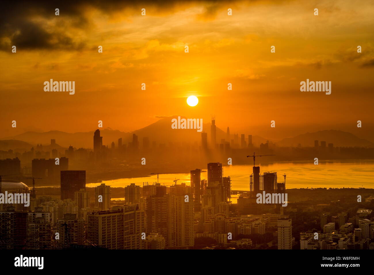 Allgemeine Ansicht von Shenzhen bei Sonnenaufgang in Shenzhen, der südchinesischen Provinz Guangdong, 15. August 2014. Stockfoto