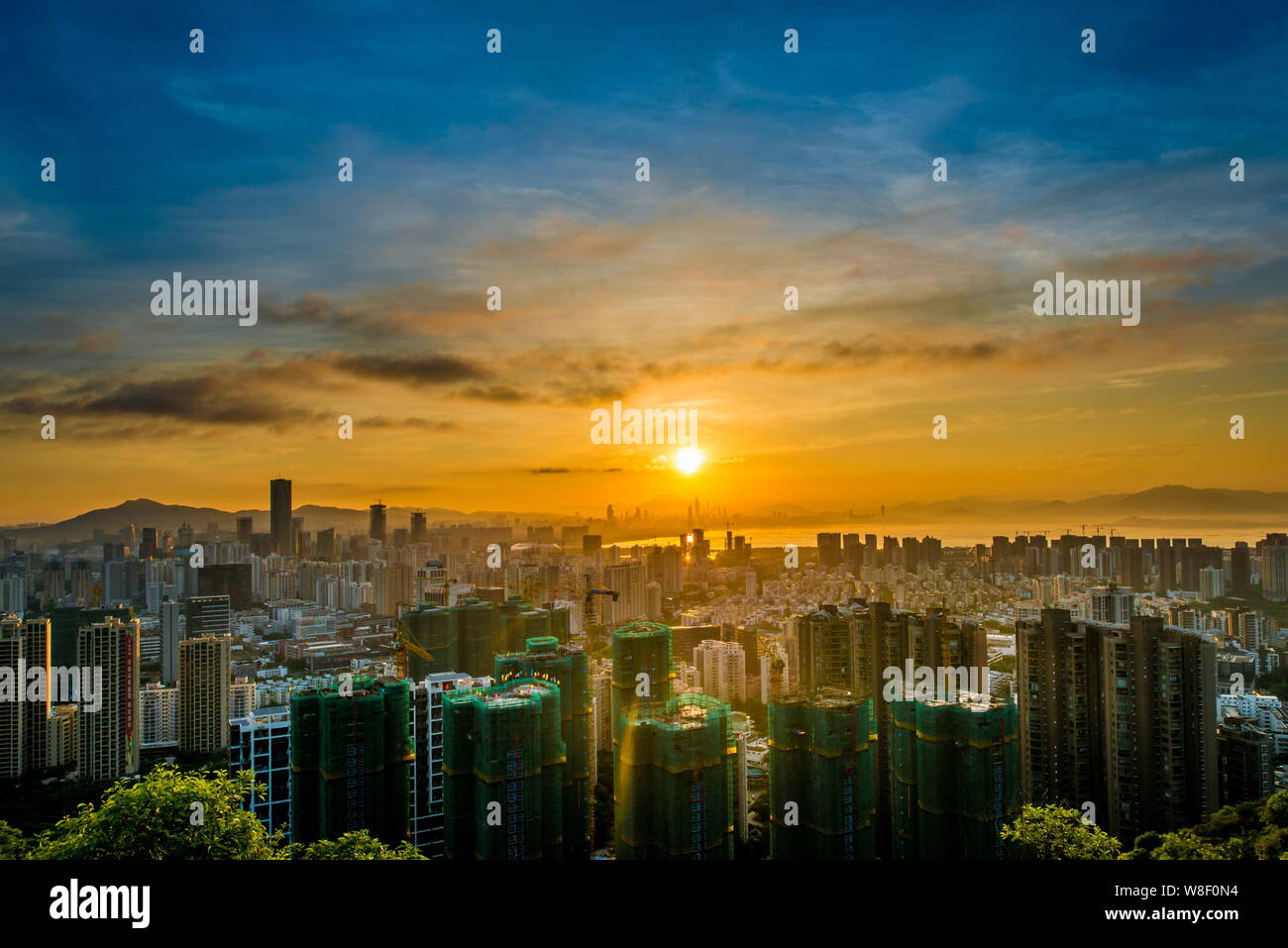 Allgemeine Ansicht von Shenzhen bei Sonnenaufgang in Shenzhen, der südchinesischen Provinz Guangdong, 15. August 2014. Stockfoto