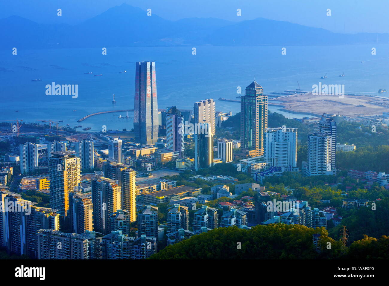Ansicht der Shekou Industrial Zone in Shenzhen, der südchinesischen Provinz Guangdong, 18. Januar 2014. Stockfoto