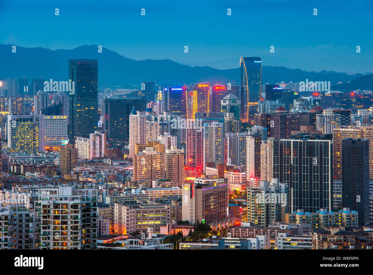 Nachtansicht von Nanshan District in Shenzhen, der südchinesischen Provinz Guangdong, 24. Mai 2014. Stockfoto