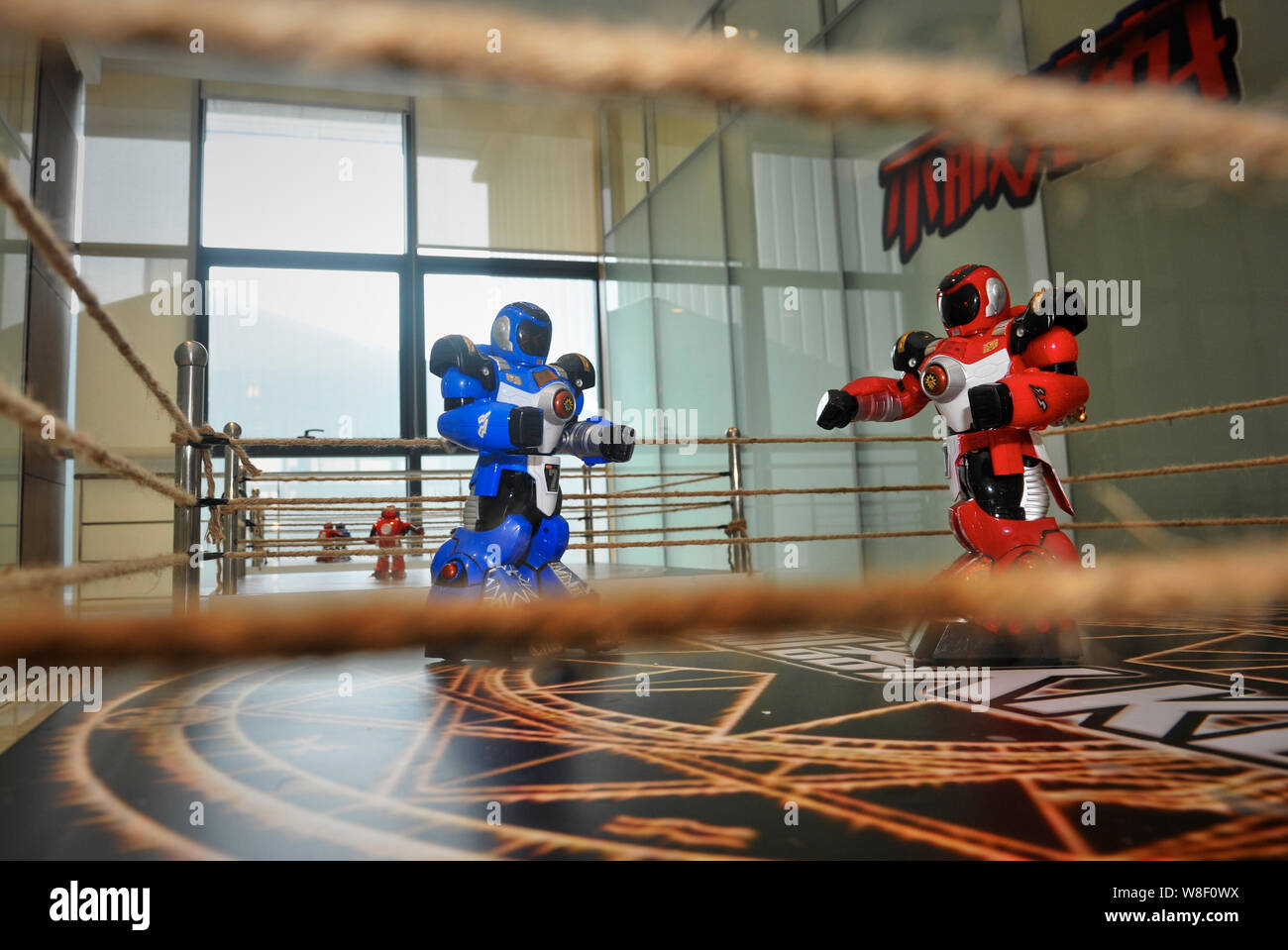Boxer Roboter konkurrieren während der 1. China International Internet Plus Ausstellung in Foshan City, im Süden der chinesischen Provinz Guangdong, 10. September 2015. Stockfoto