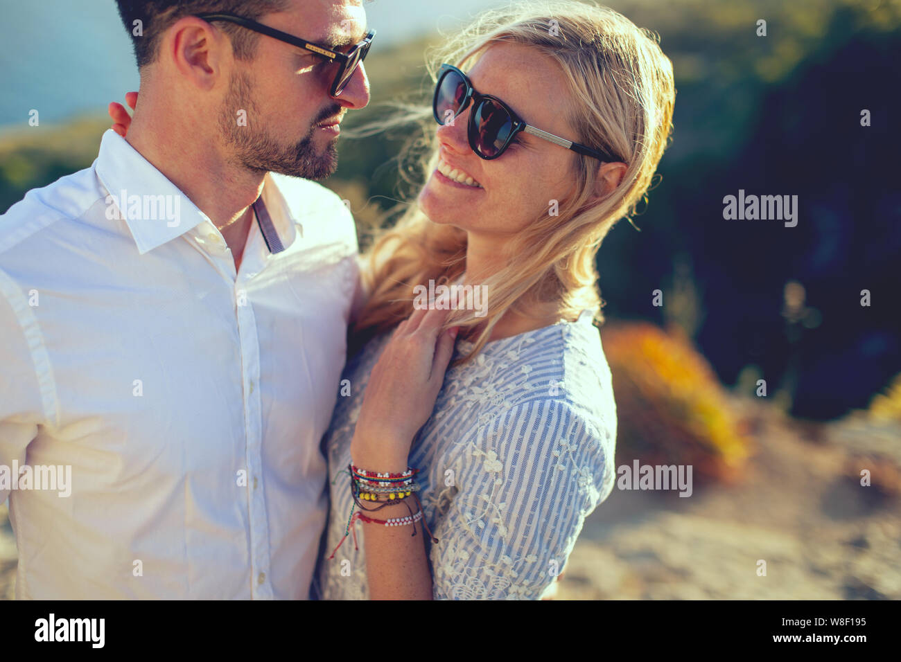 Glückliche junge elegante Paar in Liebe auf Natur im Sommer portrait Stockfoto