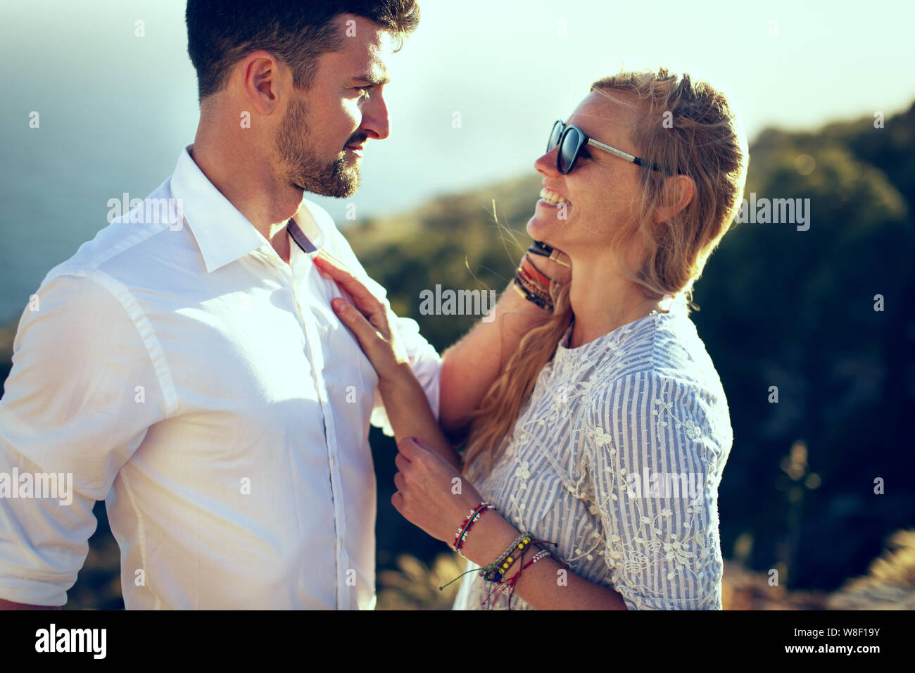 Glückliche junge elegante Paar in der Natur Sommer gegenseitig berühren Portrait Stockfoto