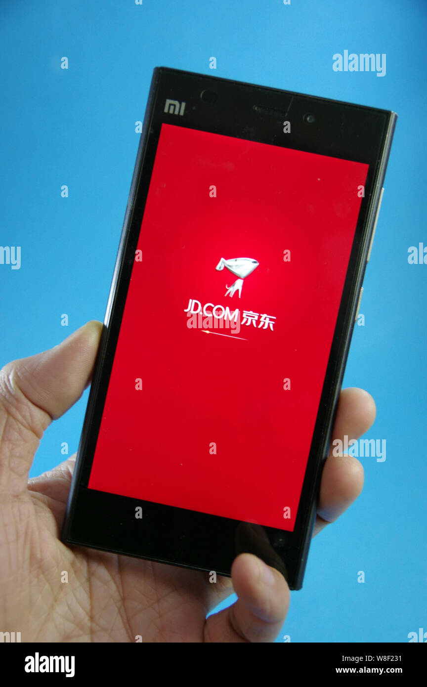 ---- Ein Mann verwendet die App der Chinesischen Online-Händler Xiaomi JD.com auf seinem Smartphone in Jinan, Provinz Shandong, China, 5. November 2014. Stockfoto