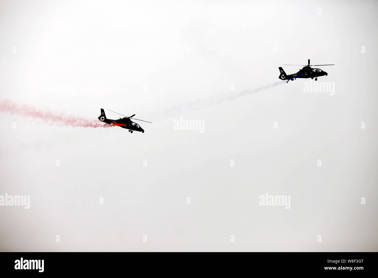 Z-19 (WZ-19) Aufklärung und Kampfhubschrauber eine Flugleistung während des 3 Tianjin Hubschrauber Exposition in Tianjin, China, 9 zeigen Stockfoto