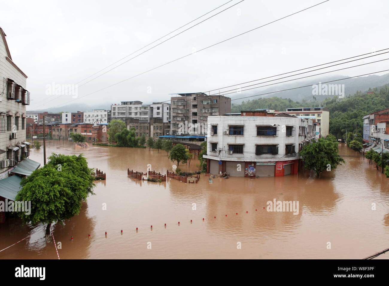Blick auf die Gebäude auf einer Hälfte von Hochwasser durch Unwetter in Chongqing, China, 17. August 2015 verursacht. Acht Menschen starben und 18 andere sind Missi Stockfoto