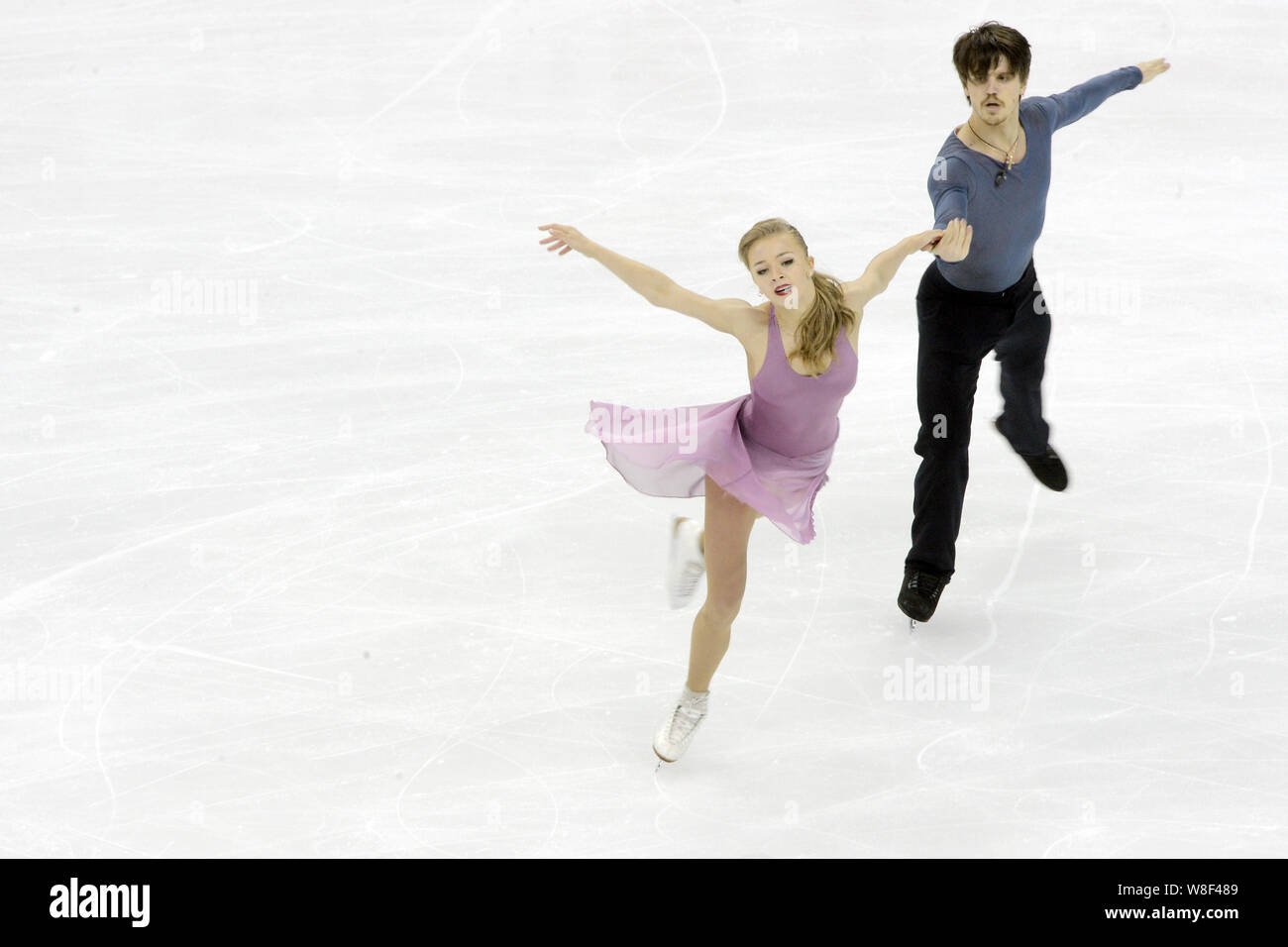 Alexandra Stepanowa und Ivan Bukin Russlands durchführen, während das Eis tanzen frei Tanz der ISU-Welt Eiskunstlauf-WM 2015 in Shanghai, C Stockfoto