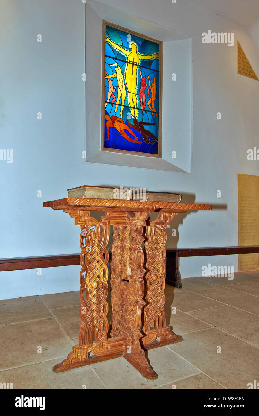 MIGVIE KIRK ODER KIRCHE ABERDEENSHIRE SCOTLAND INTERIEUR MIT farbigen Fenster und geschnitzten hölzernen Tisch Stockfoto