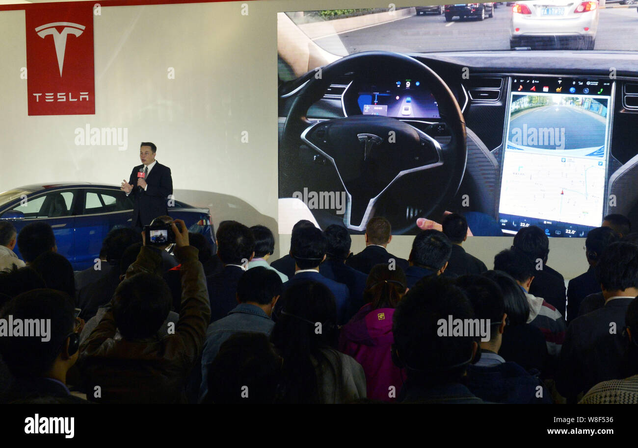 Tesla-CEO Elon Musk spricht während einer Pressekonferenz für Tesla Firmware 7.0 in Peking, China, 23. Oktober 2015. Luxus Elektro-PKW-Hersteller Tesla Moto Stockfoto