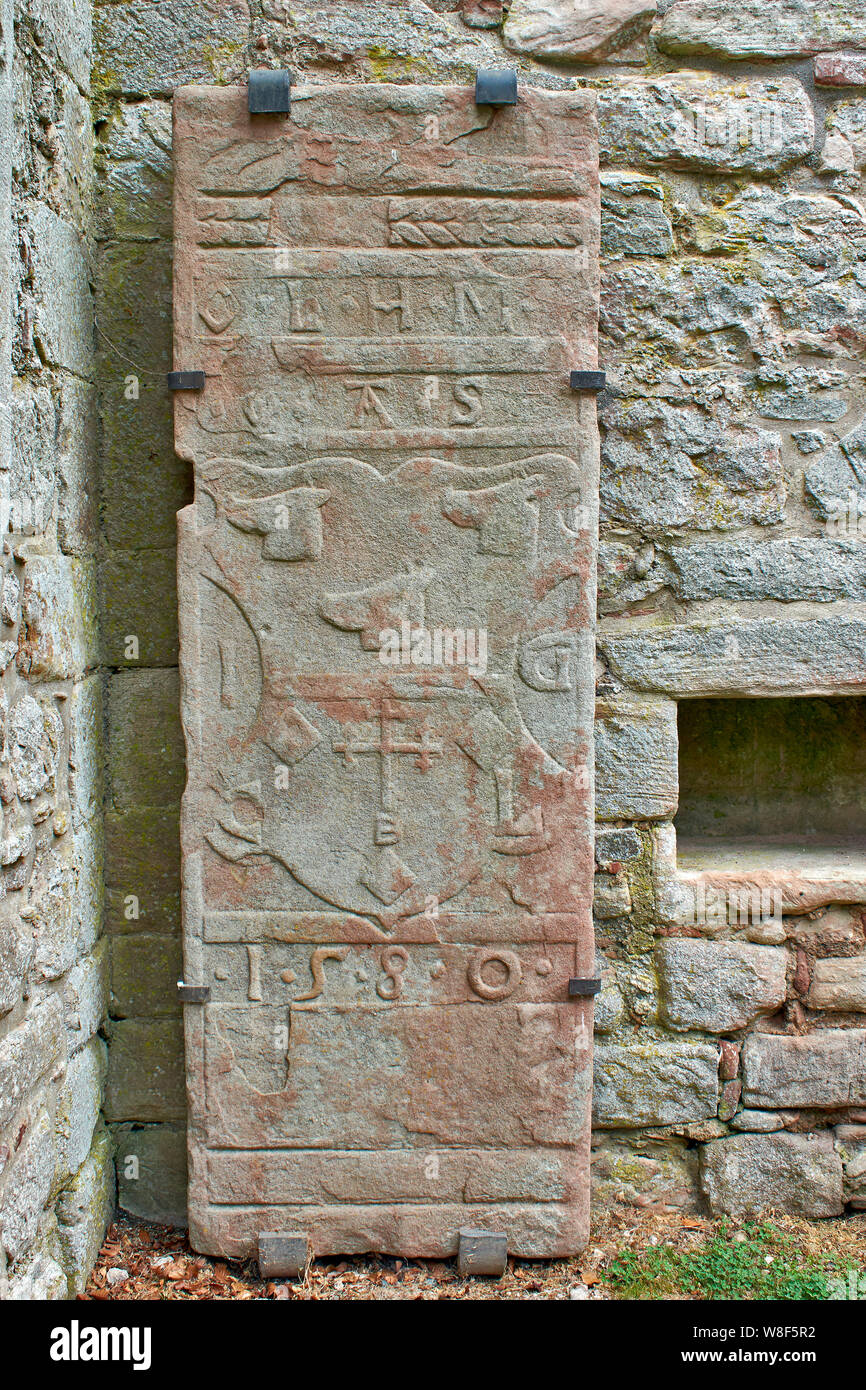 ST MARYS MITTELALTERLICHEN KIRK ODER KIRCHE AUCHINDOIR ABERDEENSHIRE SCHOTTLAND GROSSE GRABPLATTE FÜR O L H M und S datiert 1580 Stockfoto