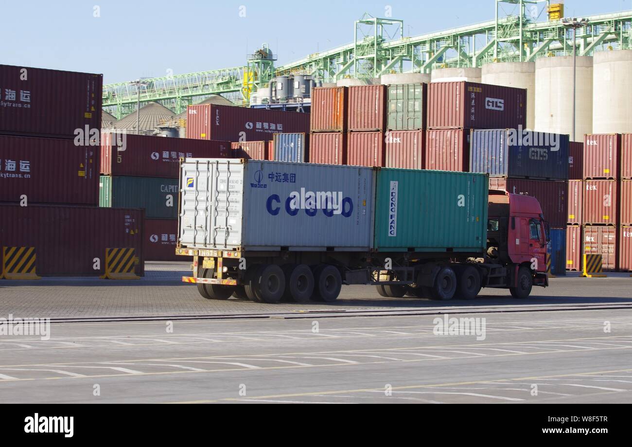 ---- Ein LKW-Transporte Container der COSCO und andere Versender auf einem Kai am Hafen der Stadt Rizhao Rizhao in der ostchinesischen Provinz Shandong, 1 Jan Stockfoto