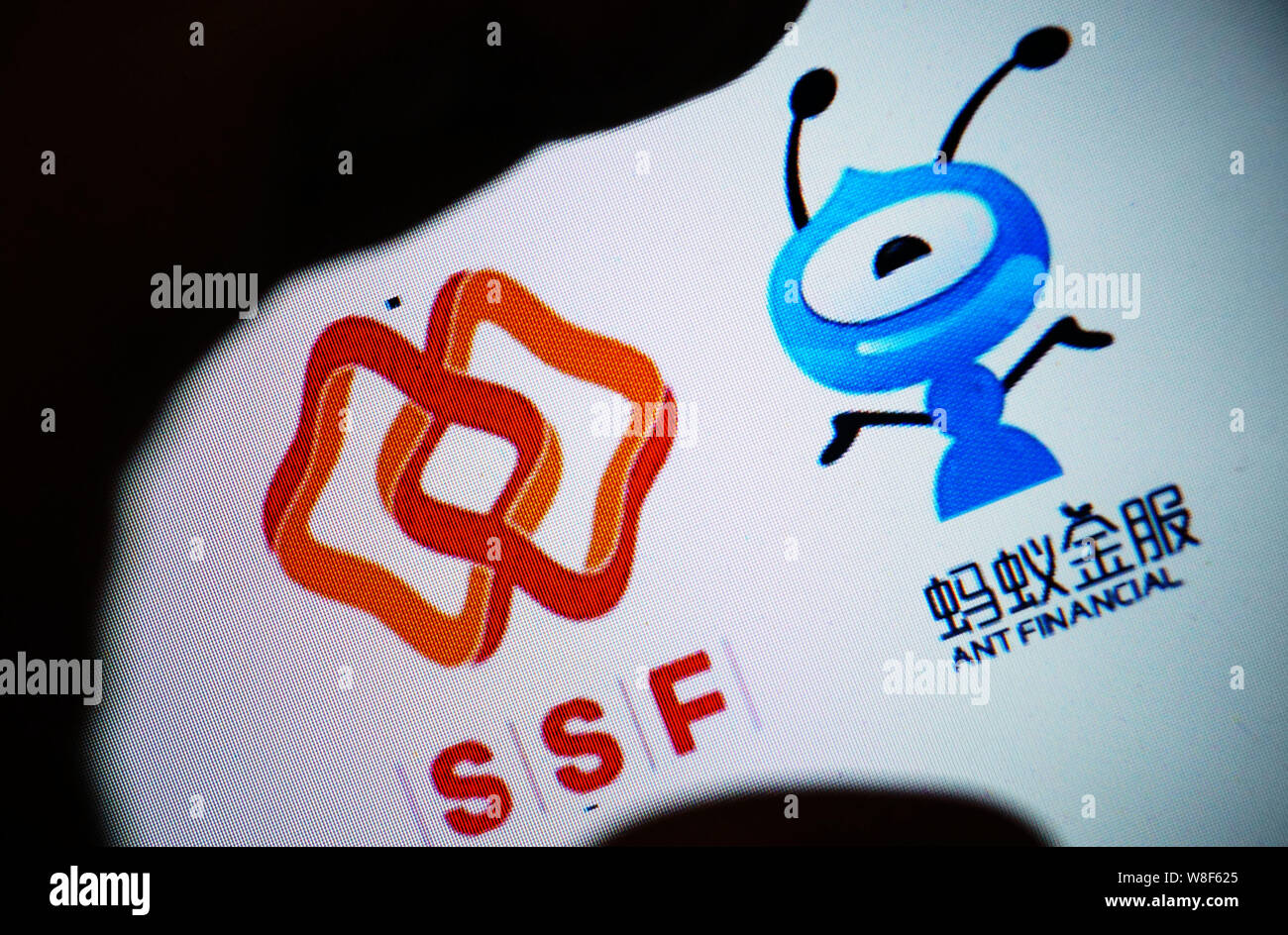 Einem chinesischen Netizen schaut auf die Logos der Nationale Rat für Soziale Sicherheit Fund (SSF), links, und Ant Financial Services, eine Tochtergesellschaft der Chinesischen e-comme Stockfoto