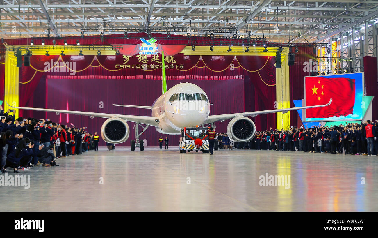 Chinas erste hausgemachte große Passenger Jet C919 wird aus einem Hangar während einer offline-Zeremonie an das Endmontagewerk von COMAC (Comme gezogen Stockfoto