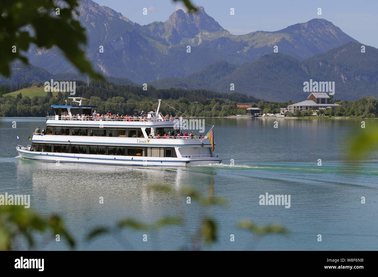 09. August 2019, Bayern, Schwangau: Der Ausflug Schiff 'Füssen' reist über See Forggen vor dem Festspielhaus. Foto: Karl-Josef Hildenbrand/dpa Stockfoto