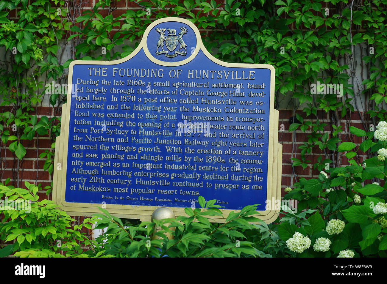 Die Gründung von Huntsville Plakette in Huntsville historisches Rathaus bauen 1873 im Norden von Ontario, Kanada. Stockfoto