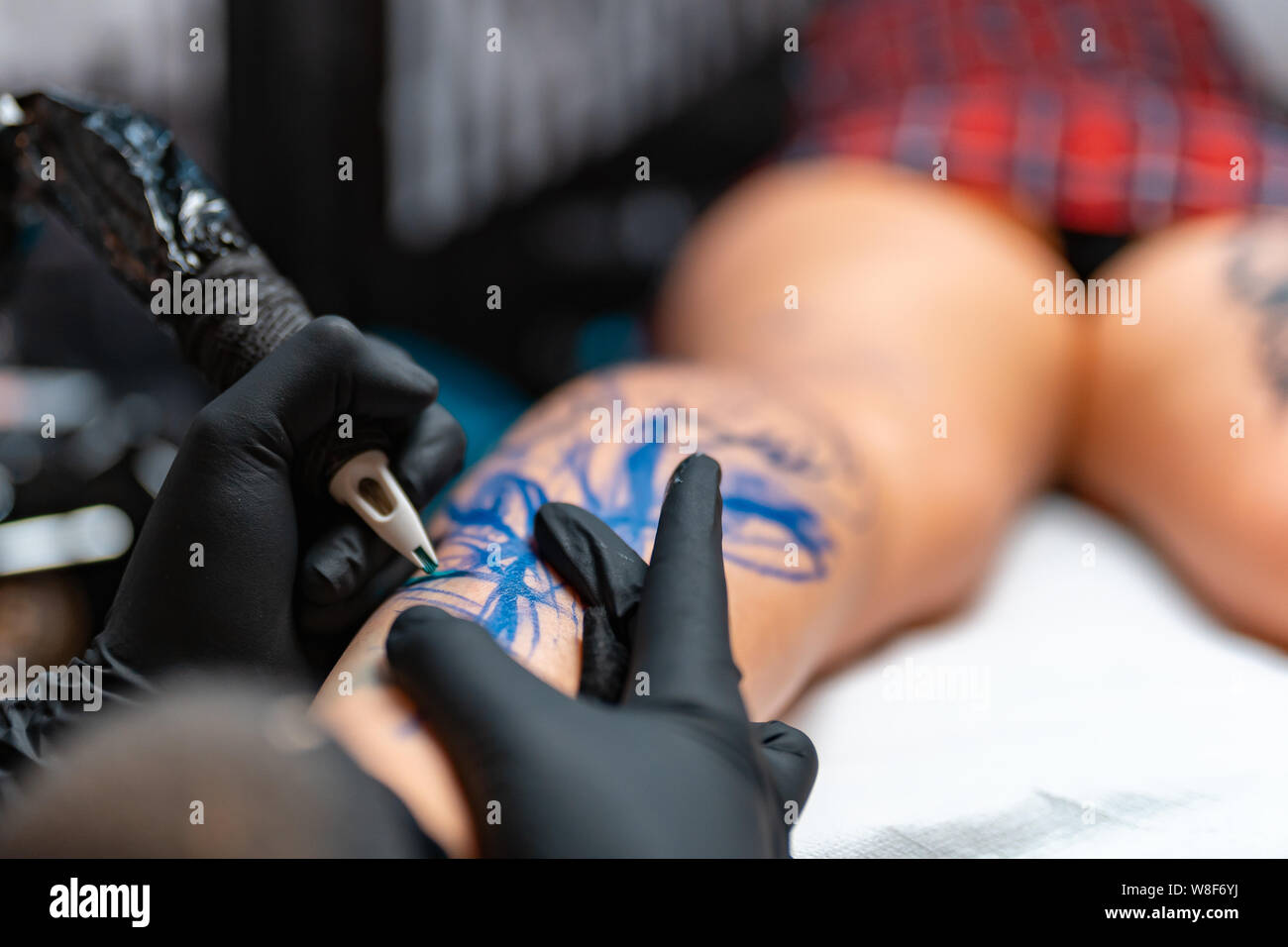Junge Mädchen erhalten ein frisches Tattoo ein Tattoo Convention. Stockfoto