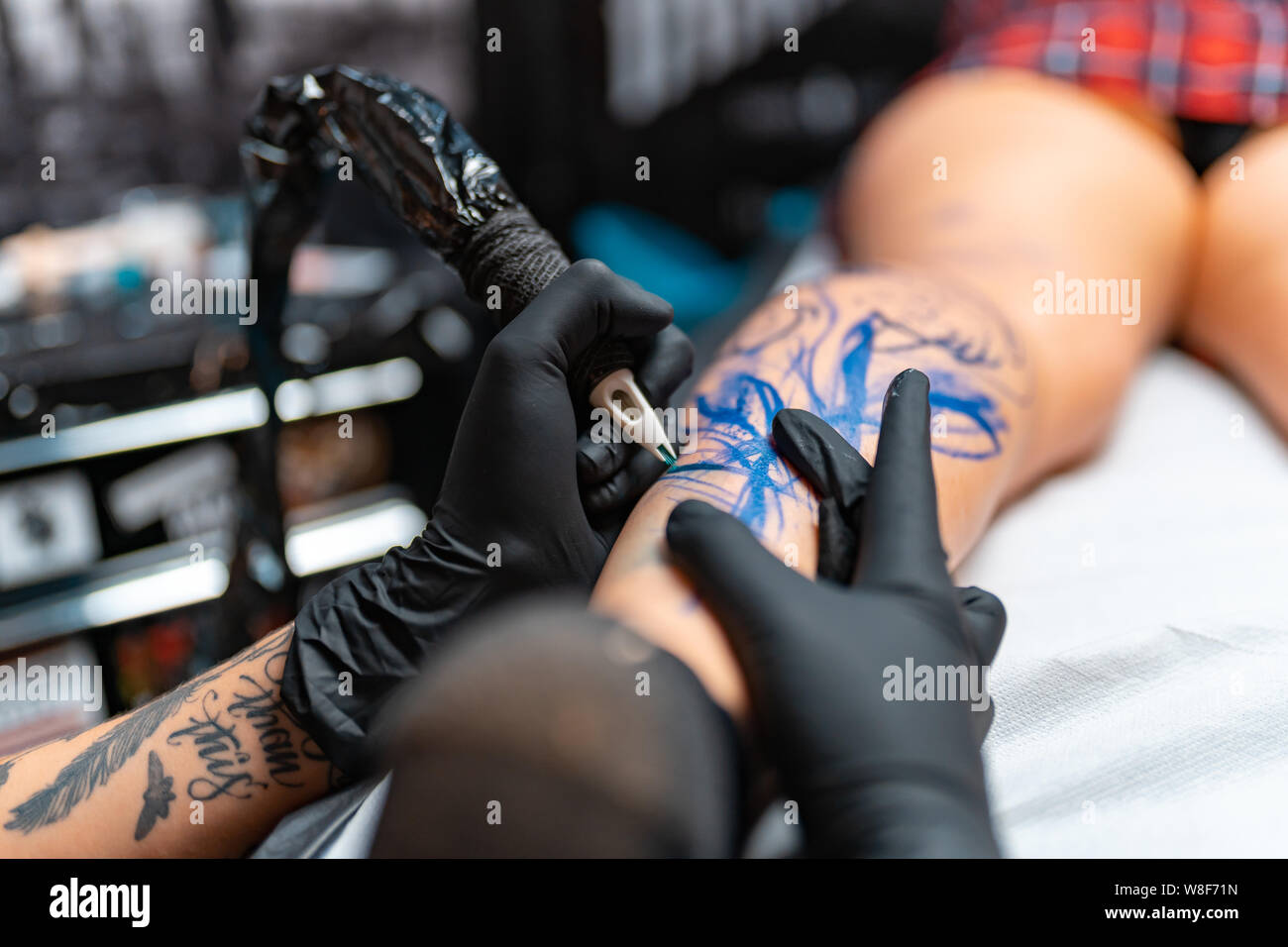 Junge Mädchen erhalten ein frisches Tattoo ein Tattoo Convention. Stockfoto