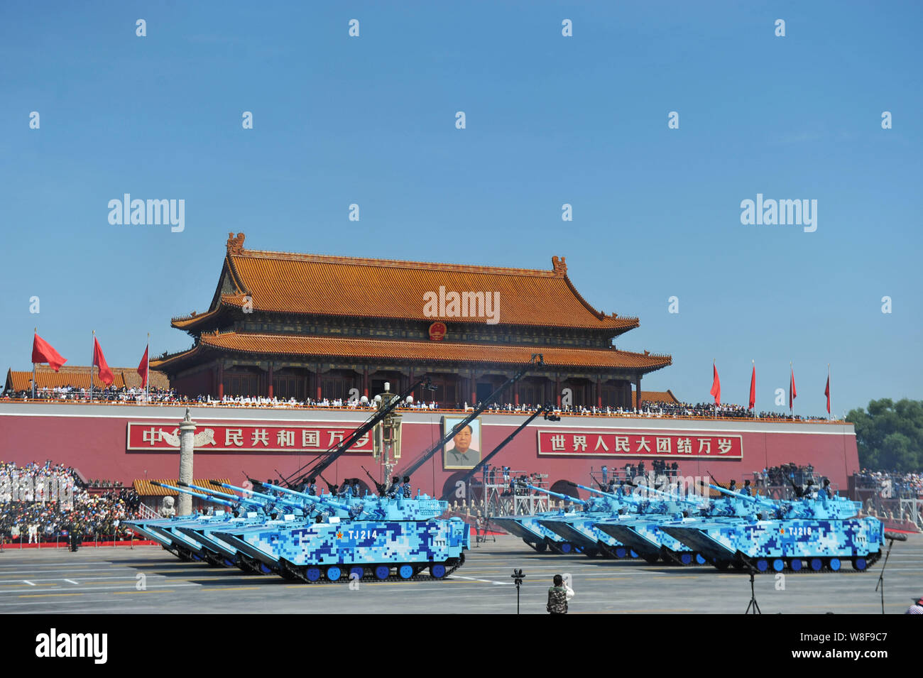 Amphibisches Fahrzeuge März letzten Platz des Himmlischen Podium während der Militärparade zum 70. Jahrestag des Sieges in das Kinn zu gedenken. Stockfoto