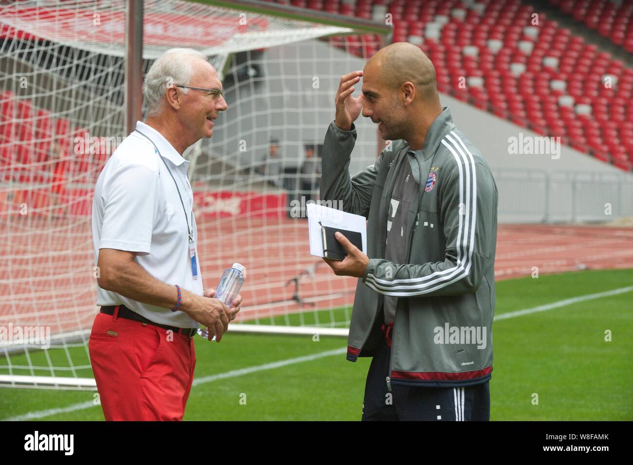 Head Coach Pep Guardiola von Bayern München FC, rechts, und der Deutsche Fußball  Manager Franz Beckenbauer, links, nehmen Sie an einer Schulung für die Audi  gr&ou Stockfotografie - Alamy