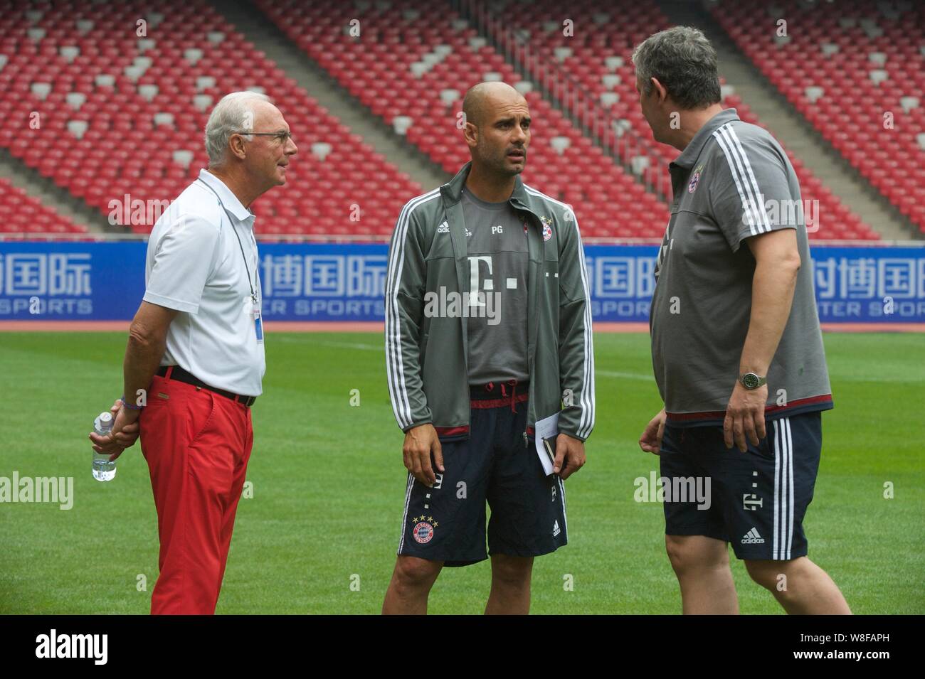 Head Coach Pep Guardiola von Bayern München FC, Mitte und Deutschen Fußball-manager Franz Beckenbauer, links, nehmen Sie an einer Schulung für die Audi Fuß Stockfoto