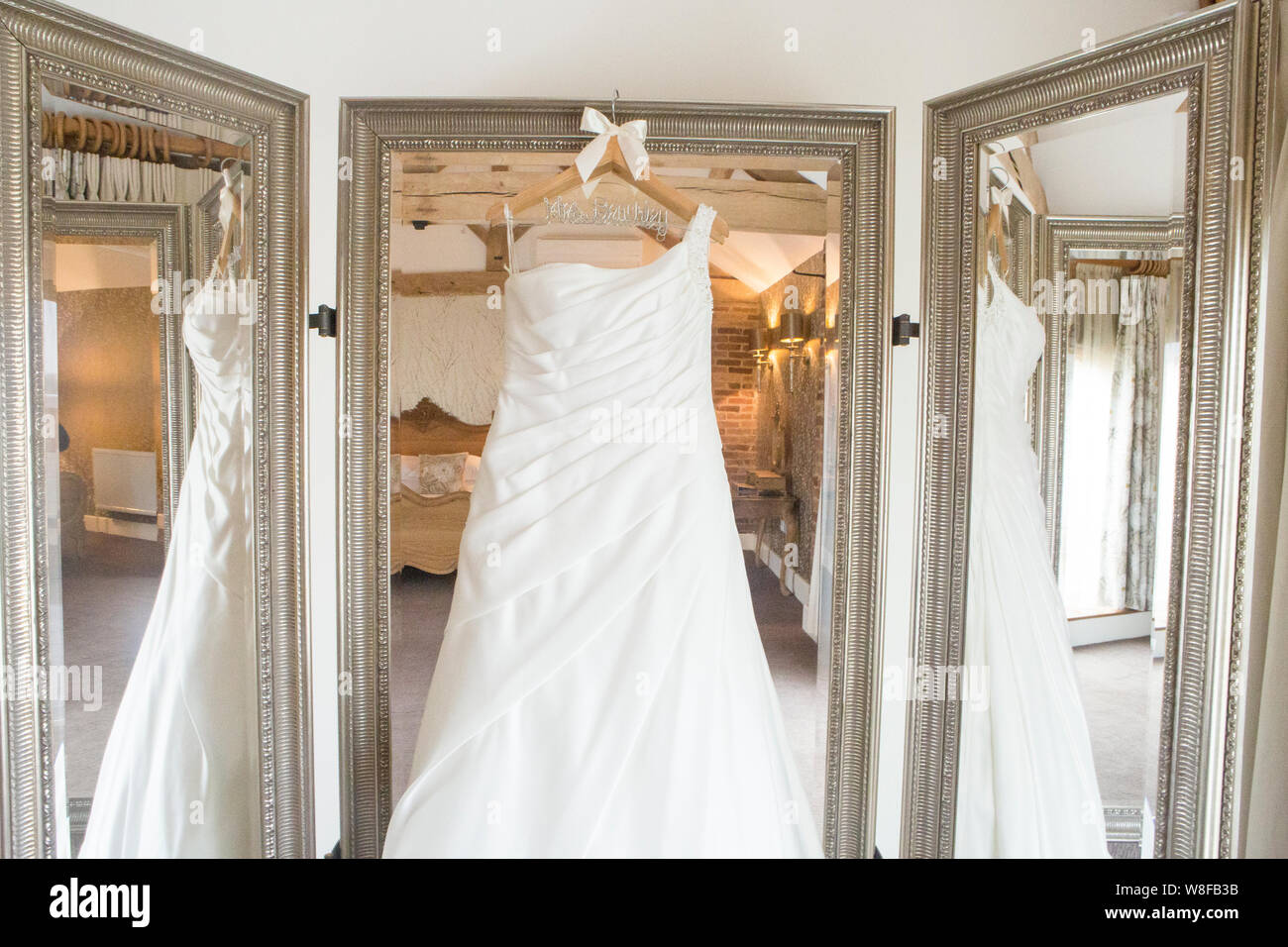Tragerloses Weisses Kleid Stockfotos Und Bilder Kaufen Alamy