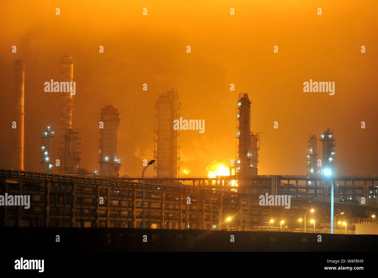 Feuer und Flamme an der Paraxylen (PX) chemische Anlage nach einer Explosion in Zhangzhou city gesehen werden, im Südosten der chinesischen Provinz Fujian, den 7. April 2015. Stockfoto
