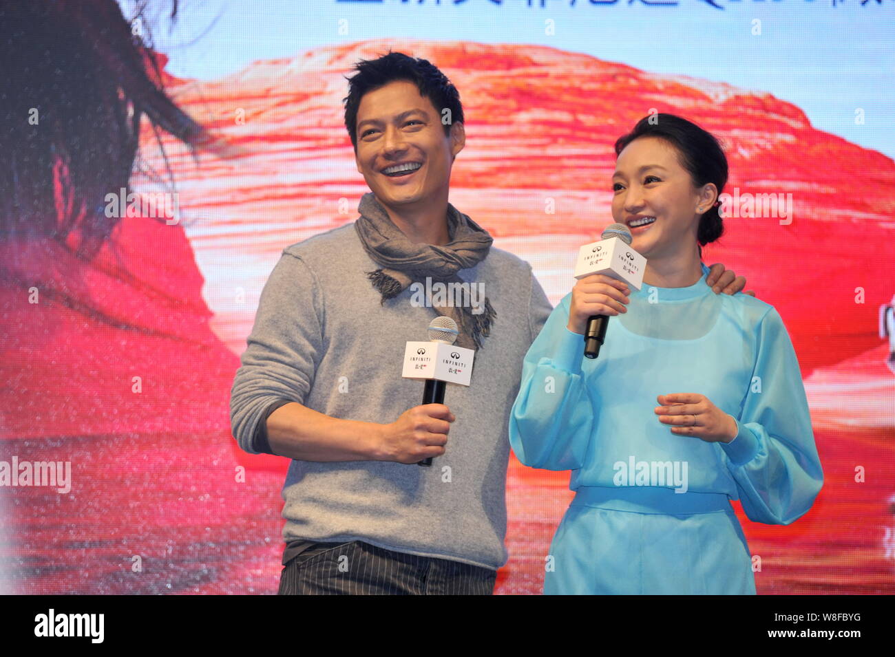 Chinesische Schauspielerin Zhou Xun, rechts, und Ihr amerikanischer Mann Archie Kao lachen während einer Premiere für die micro Film 'Dream Escape' zu fördern. Stockfoto