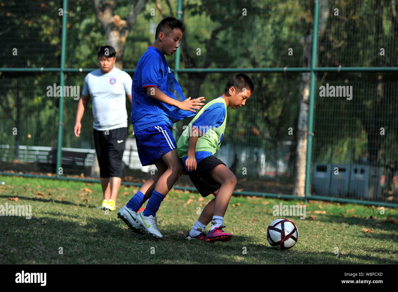 ------ Jungen chinesischen Jungen während einer Schulung bei Jiangsu Guoxin Parma internationale Fußball-Schule in Nanjing Stadt konkurrieren, East China Jiang Stockfoto