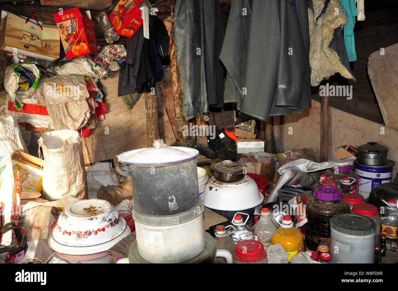 Innenansicht der Keller der 58-jährige Chinese Yu Fazhong, wo er allein schon seit zehn Jahren in der Nähe von beiji Dorf (Arctic Village) i Stockfoto