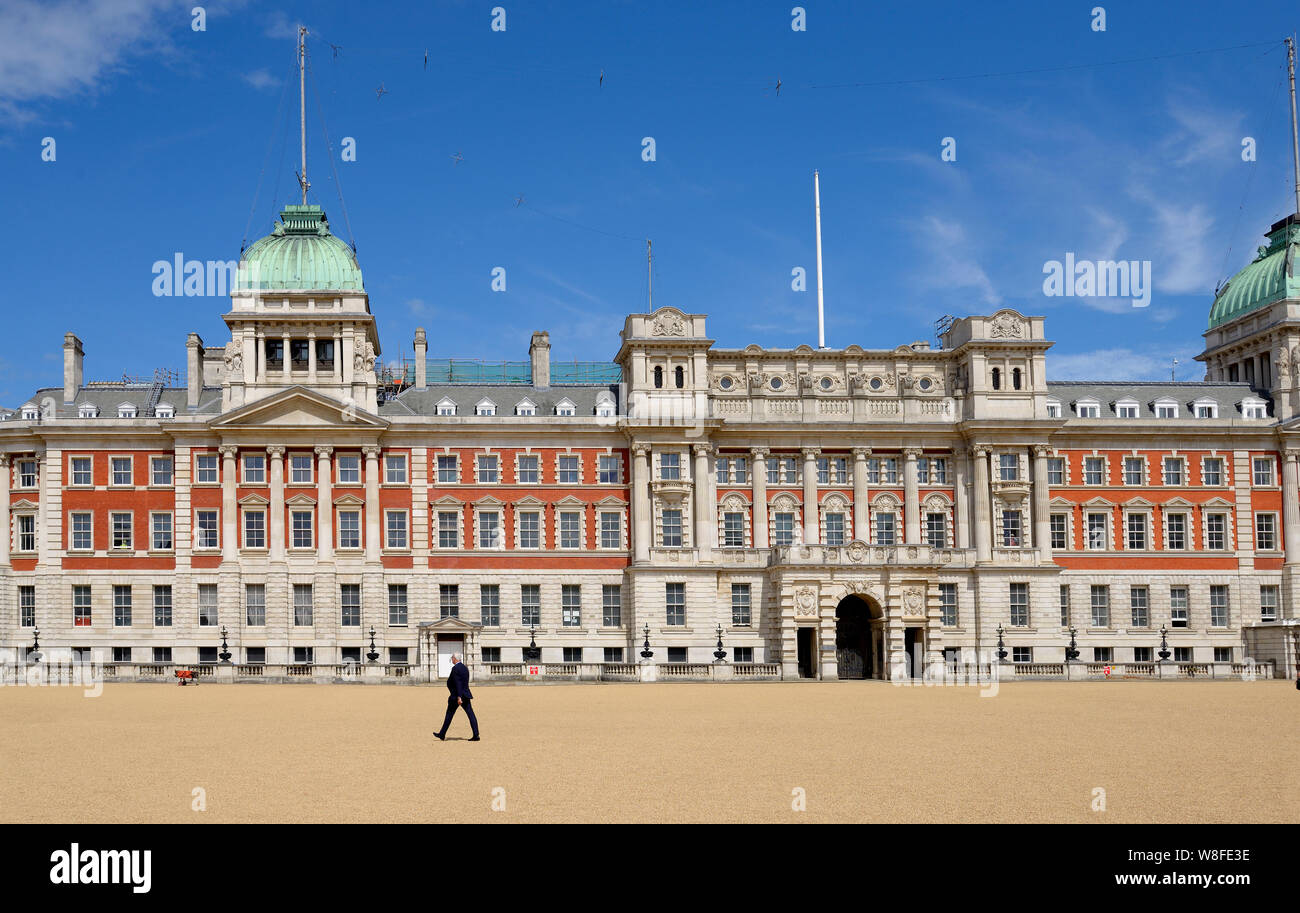London, England, UK. Unternehmer wenige acros Horse Guards Parade, Blick nach Norden zu den Alten Admiralty Building Stockfoto
