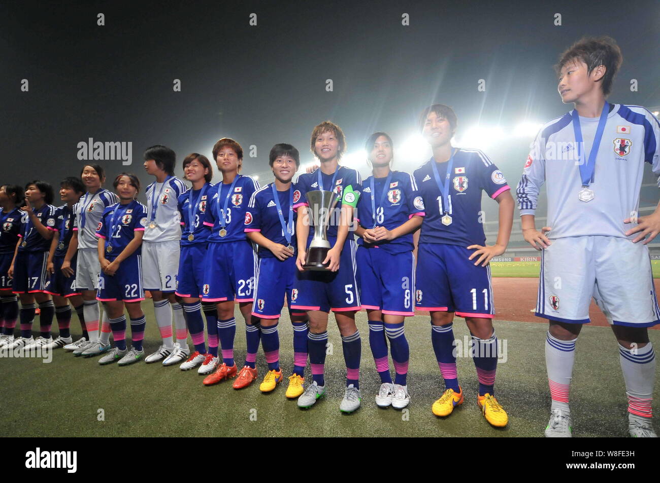 Japanische Spieler pose mit der Champion Trophy nach dem Sieg über Nordkorea im Finale der AFC U-19-Frauen-WM 2015 in Nanjing/CIT Stockfoto