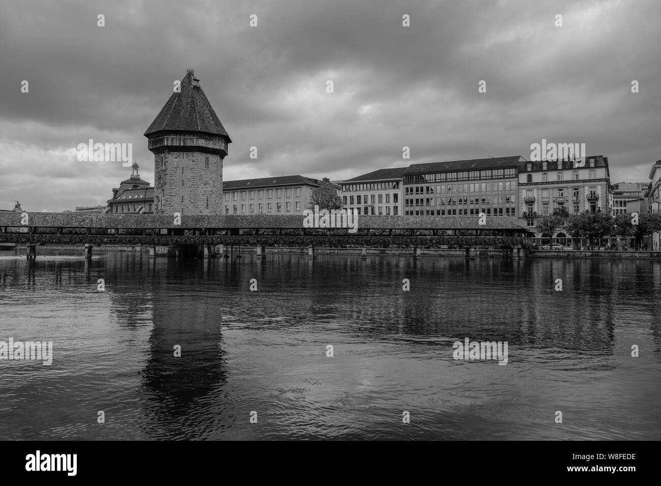 Aussicht auf Kapellbrücke und dem Wasserturm in Luzern in Schwarz und Weiß, Schweiz Stockfoto