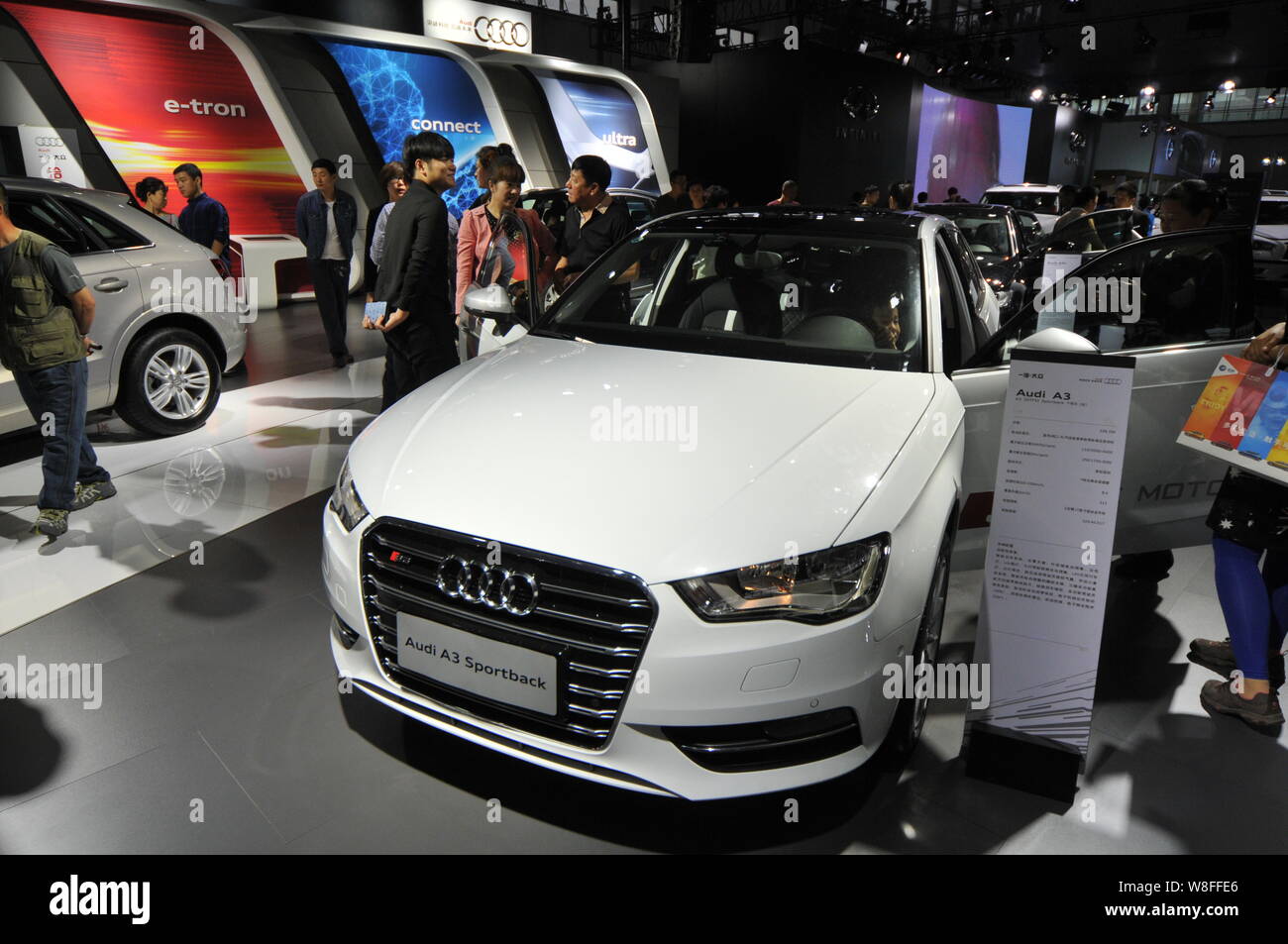 ---- Besucher auf einem Audi A3 Sportback in ein Automobil Ausstellung in Shenyang City, im Nordosten der chinesischen Provinz Liaoning, 2. Mai 2015. Aud Stockfoto