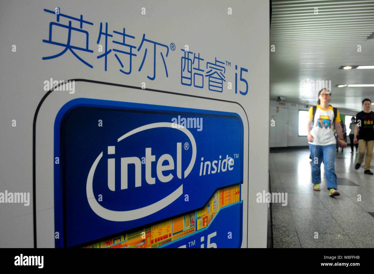 ---- Fußgänger vorbei an einer Werbung für Intel Core i5 an der U-Bahnstation in Shanghai, China, 25. Mai 2013. Obwohl Intel ist der weltweit ¯ s l Stockfoto