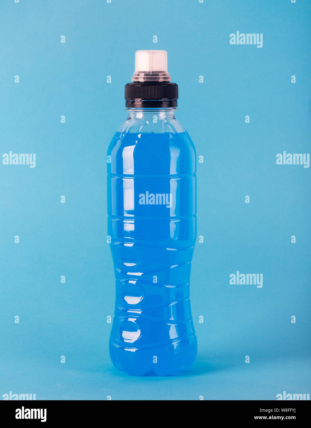 Isotonische energy drink. Flasche mit blauer Flüssigkeit transparent, Sport  Trinken auf einen farbigen Hintergrund. Es enthält in der Regel Salz und  Zucker und verwaltet Stockfotografie - Alamy