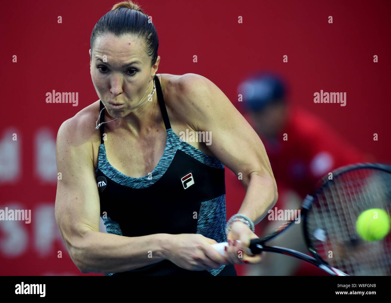 Jelena Jankovic aus Serbien liefert einen Schuß zu Angelique Kerber in Deutschland in ihrem letzten Spiel der Damen während der 2015 Hong Kong Open 10 Stockfoto