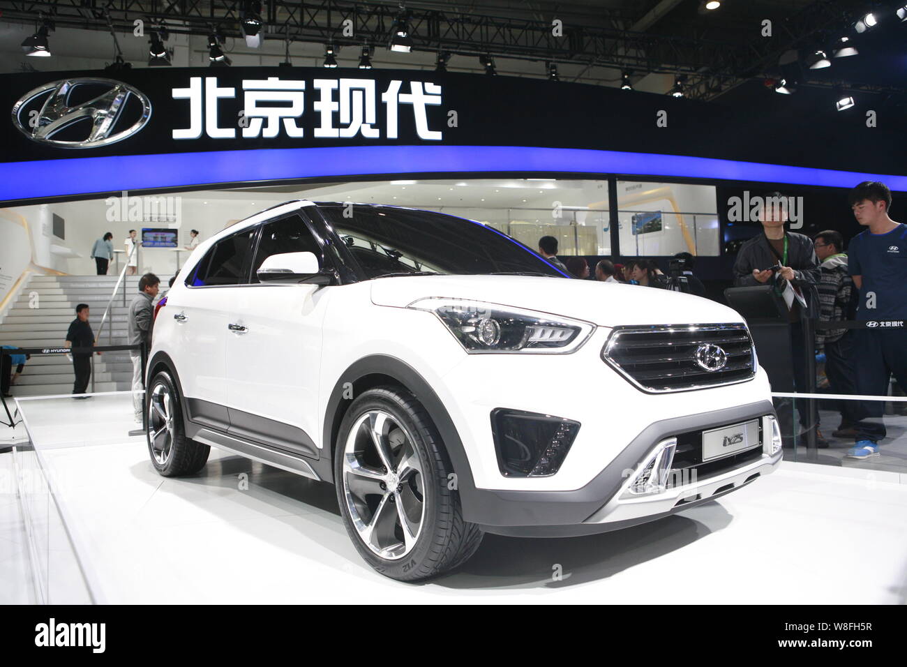 Besucher Blick auf einen Hyundai ix25 SUV während des 13