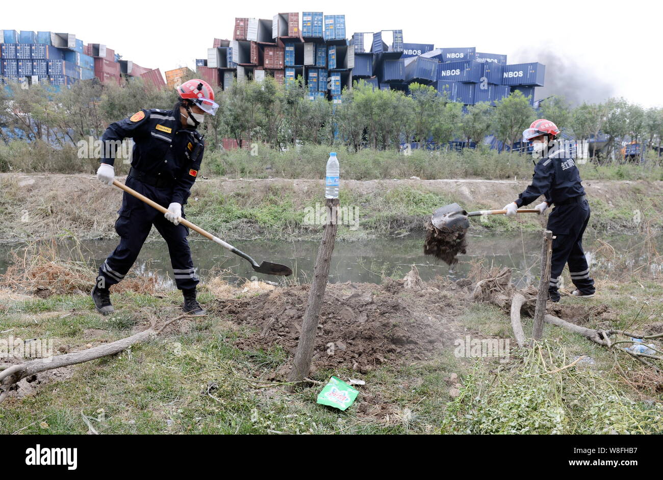 Chinesische Retter tief Chemikalien in der Nähe des gewaltigen Explosionen in Binhai New Area in Tianjin, China, 14. August 2015 begraben. Behörden zog Mo Stockfoto