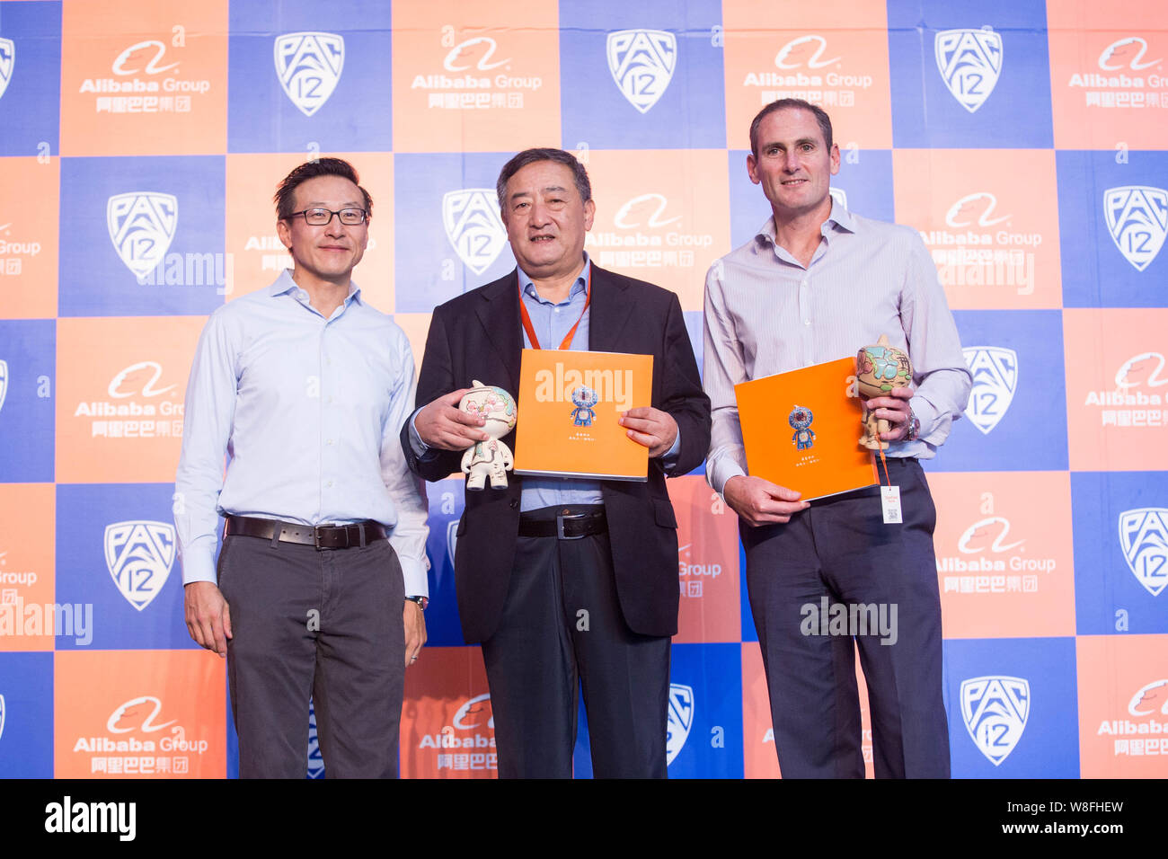 Joseph Tsai, Links, Mitbegründer und Executive Vice Chairman der Alibaba Group, und Pac-12 Kommissar Larry Scott, rechts, Pose auf einer Pressekonferenz zu Stockfoto