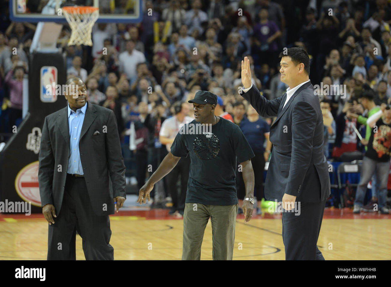 (Von links) im Ruhestand Basketball superstars Patrick Ewing, Michael Jordan und Yao Ming kommen für einen Basketball Match zwischen Los Angeles Clippers und Ch Stockfoto