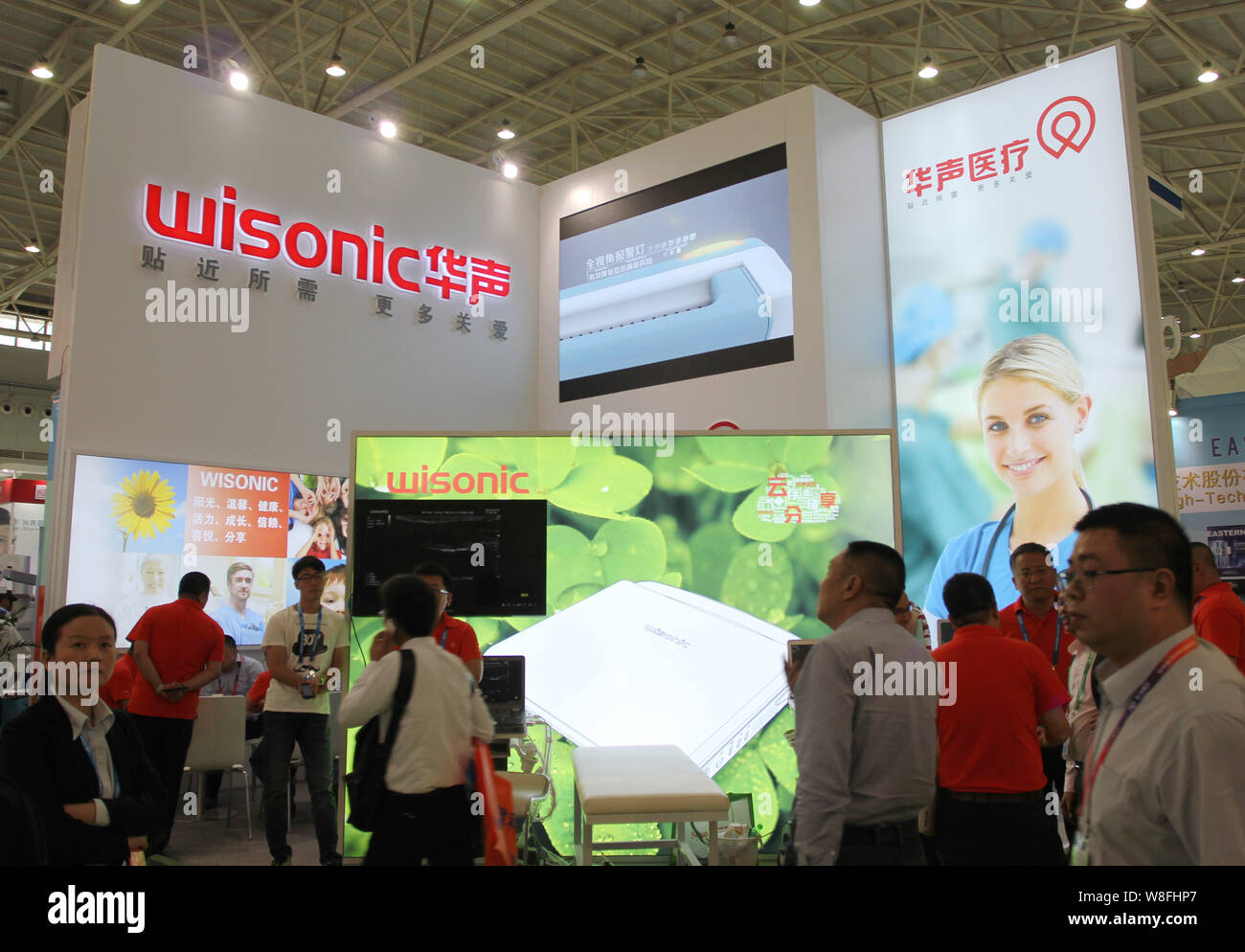 Menschen besuchen den Stand der Wisonic während der 74Th China International Medical Equipment Fair, wie CMEF Herbst 2015 bekannt, an der Wuhan International Ex Stockfoto