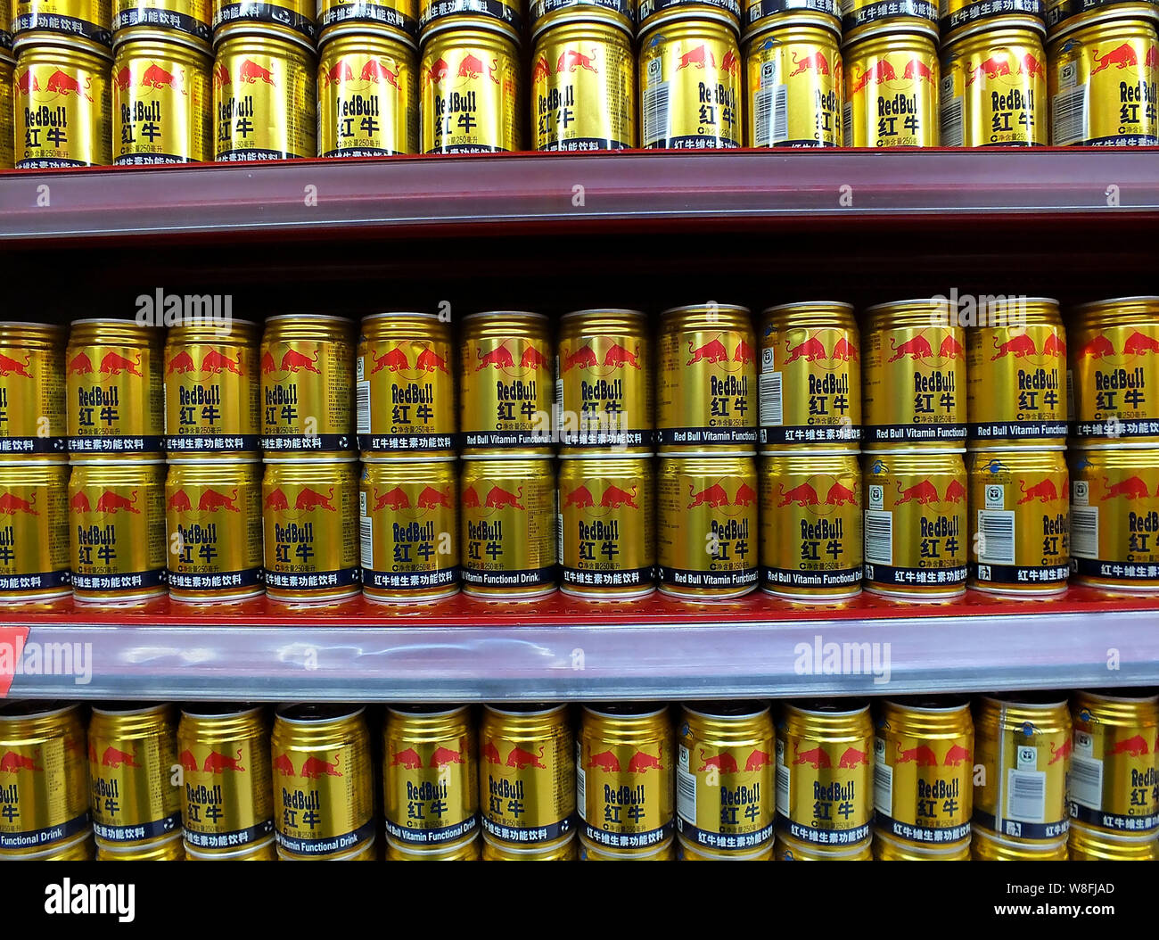 ------ Dosen Red Bull Energy Drink auf einem Regal im Supermarkt sind dargestellt in Yichang, Provinz Hubei, China 17. April 2014. Die c Stockfoto