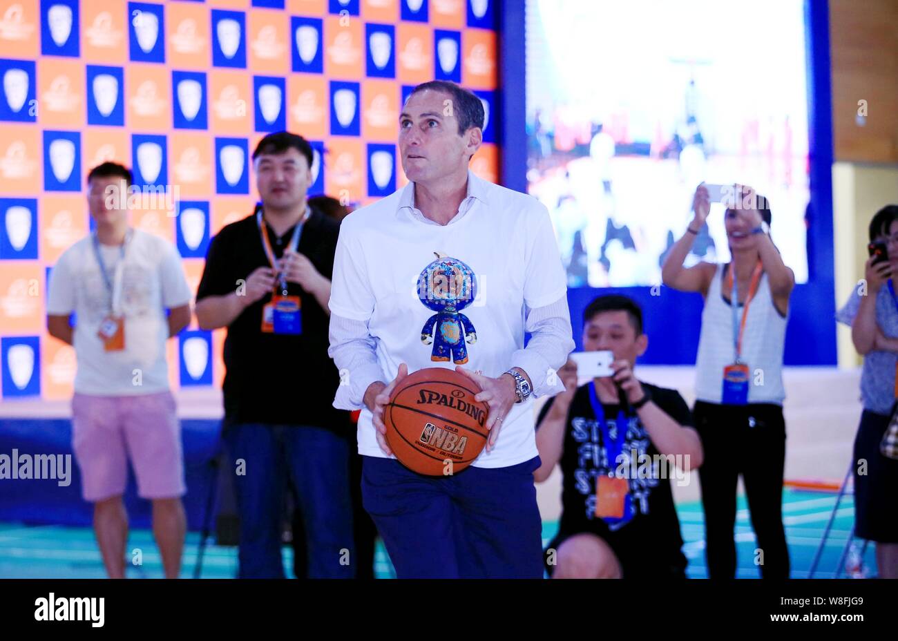 Pac-12 Kommissar Larry Scott spielt Basketball auf einer Pressekonferenz die strategische Zusammenarbeit zwischen Alibaba Group und Pac-12 in Hangz zu verkünden Stockfoto