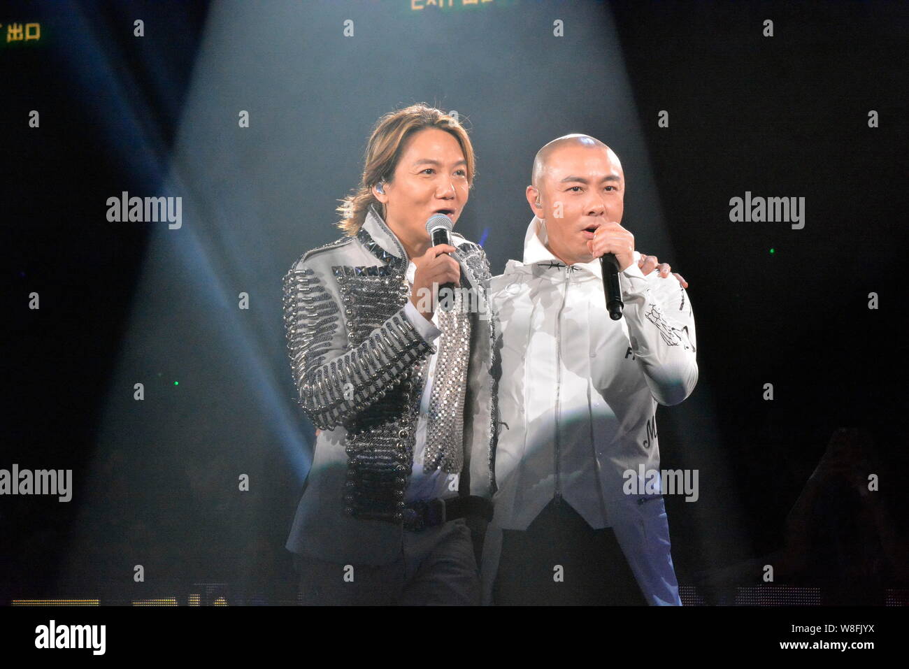 Hong Kong Sänger und Schauspieler Dicky Cheung, rechts, und Singer/Songwriter Eddie Ng bei Ng's Konzert in Hongkong, China, 6. April 2015 durchführen. Stockfoto