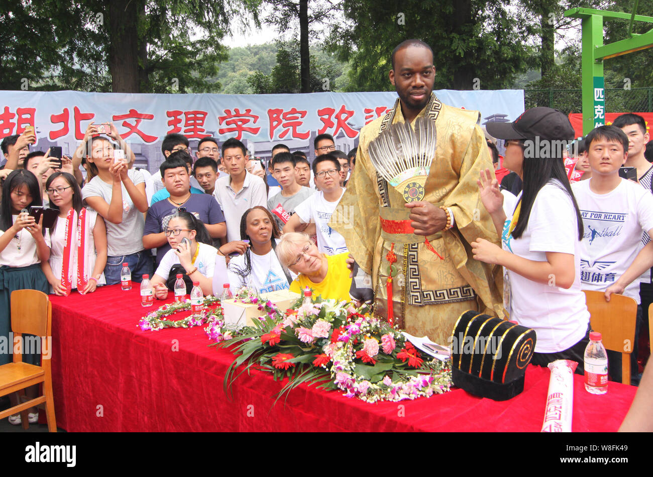 NBA-Star Carl Landry, am höchsten, im Kostüm der alten chinesischen Stratege und Staatsmann Zhuge Liang gekleidet, besucht die 1 3V3 National Basketball tou Stockfoto