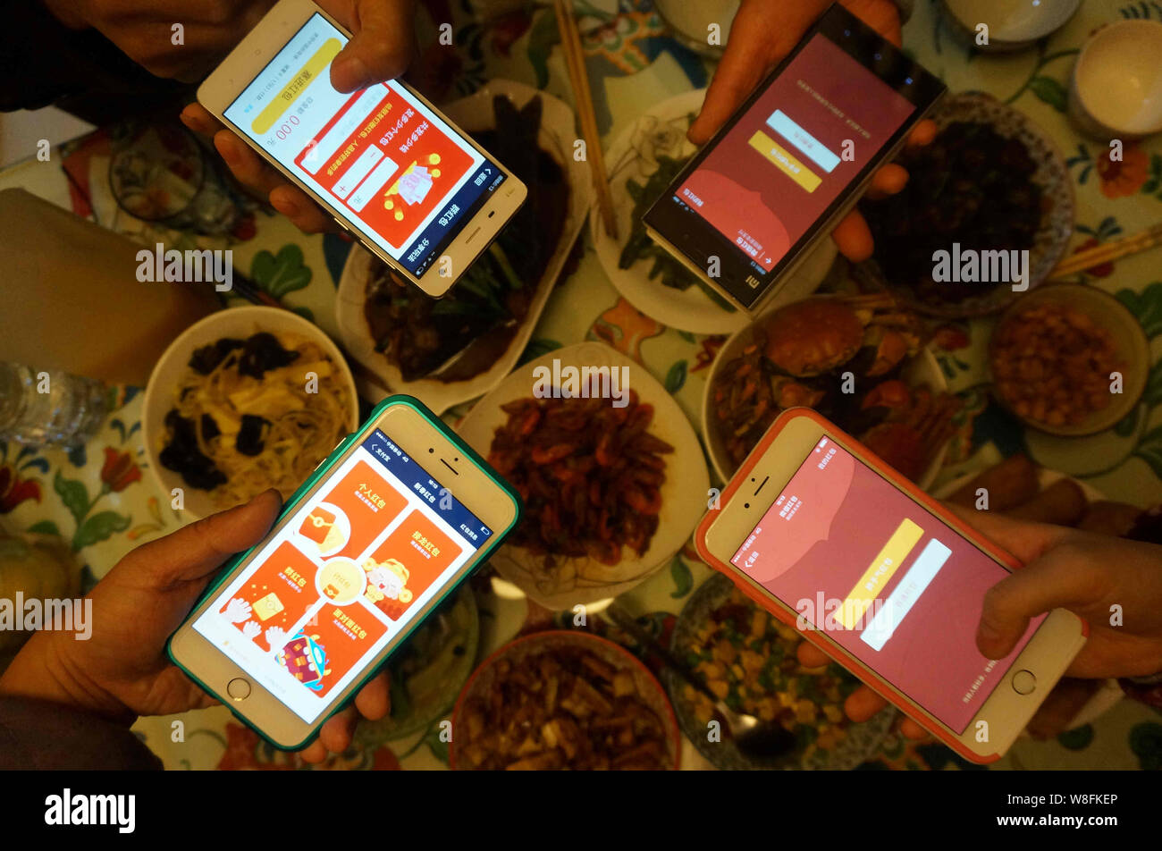 ---- Chinese Handy Benutzer senden Hongbao (roter Umschlag) an Freunde vom Alipay Wallet mobile Payment Services von Alibaba Group und die mobile Stockfoto