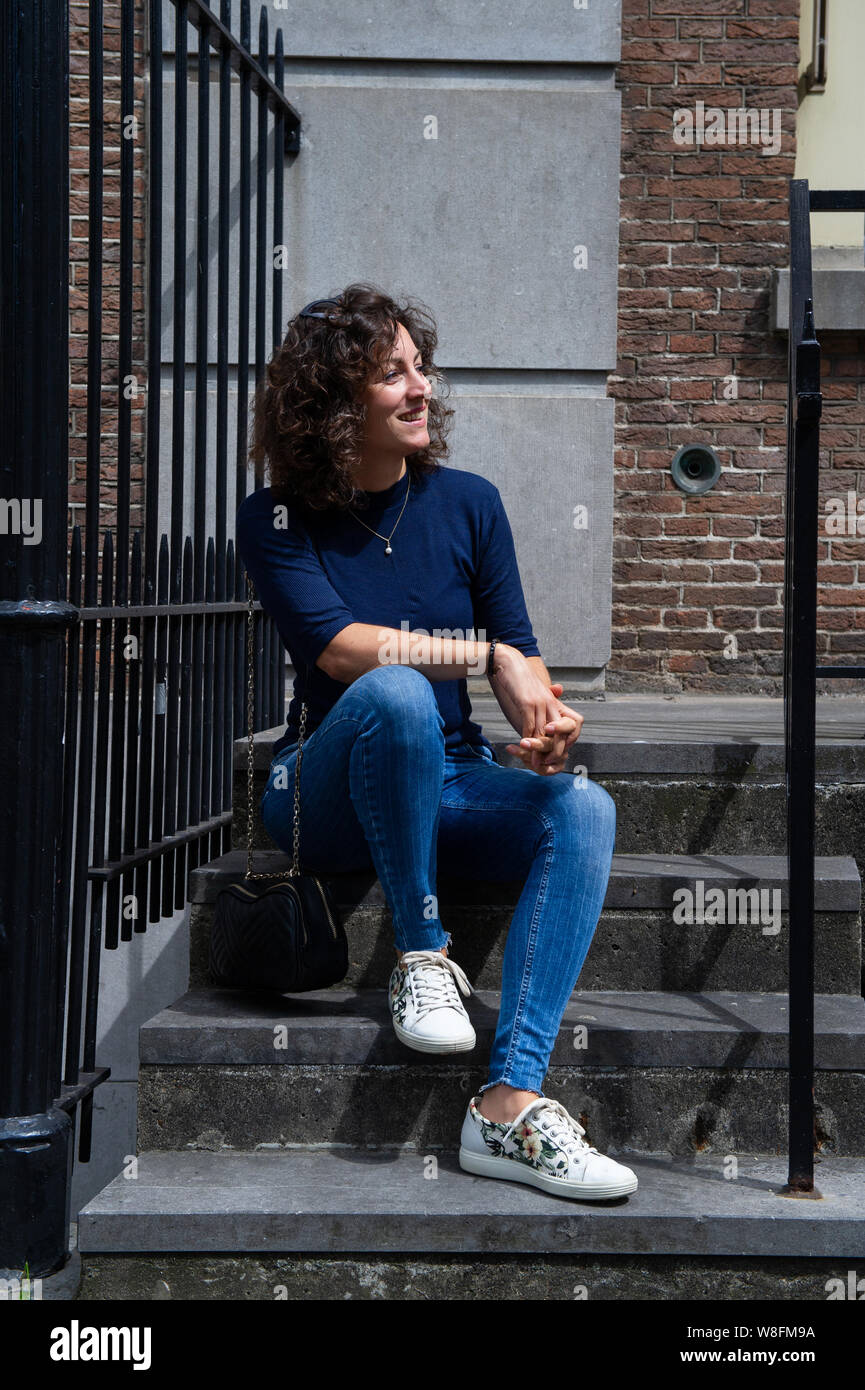 Den Haag. Een jonge Vrouw op een trapje. Foto: Gerrit De Heus. Die Niederlande. Eine junge Frau. Foto: Gerrit De Heus. Stockfoto