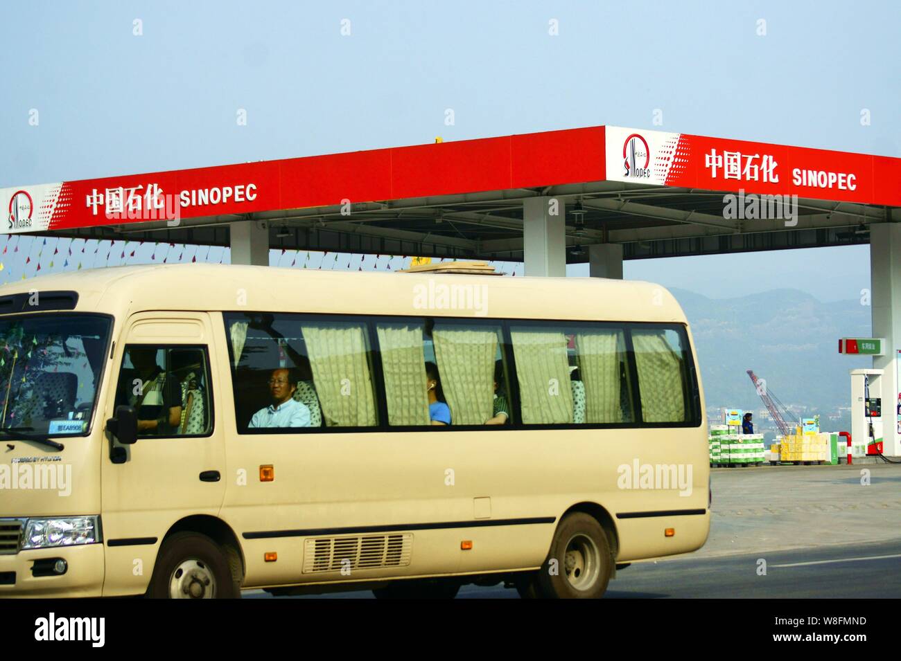 ---- Ein Minibus fährt vorbei an einer Tankstelle von Sinopec in Kunshan City, Central China Provinz Hubei, 13. Juli 2015. Energiekonzern Sinopec Group ist r Stockfoto